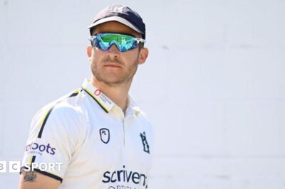 Sam Hain: Warwickshire and England batter signs new deal